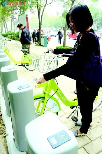 市民在站點(diǎn)刷卡取車。記者 殷夢