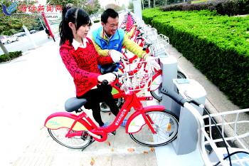工作人員指導(dǎo)市民取車。記者 張馳