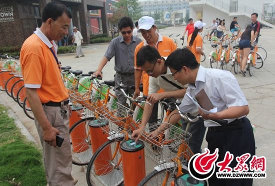 采訪團(tuán)記者做好準(zhǔn)備體驗(yàn)公共自行車。 記者 郭豪 攝。